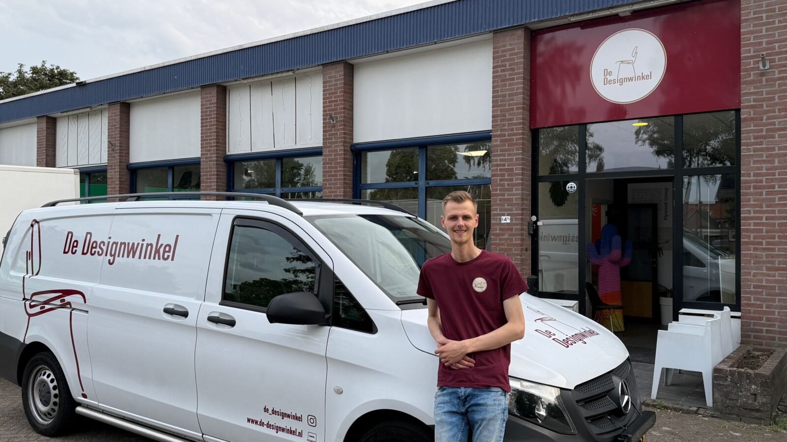 Teun voor de showroom van De Designwinkel in Bergeijk